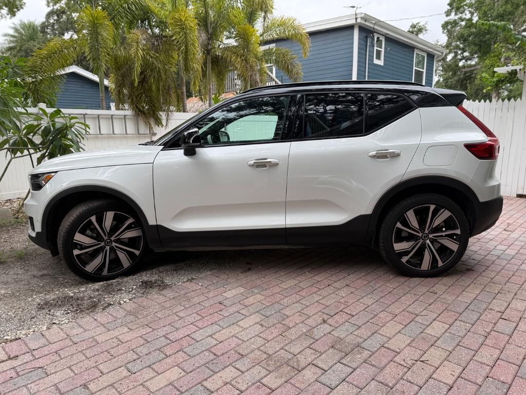 2022 Volvo XC40 - $26,800