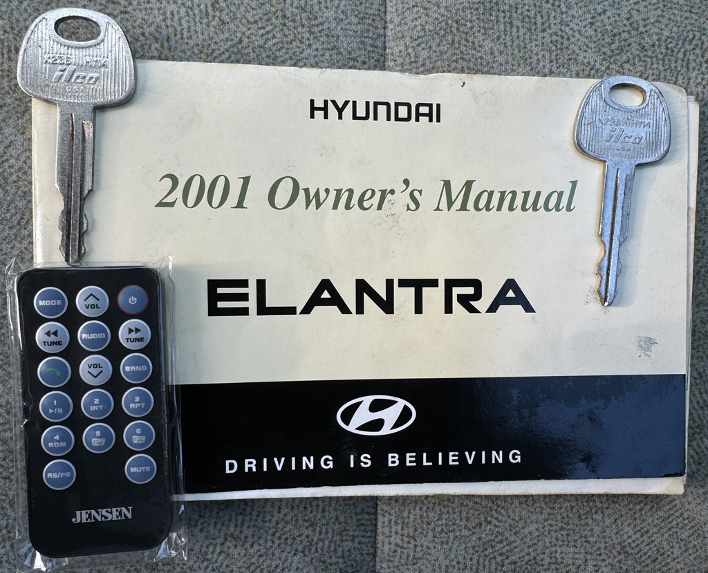 2001 Hyundai Elantra GLS photo