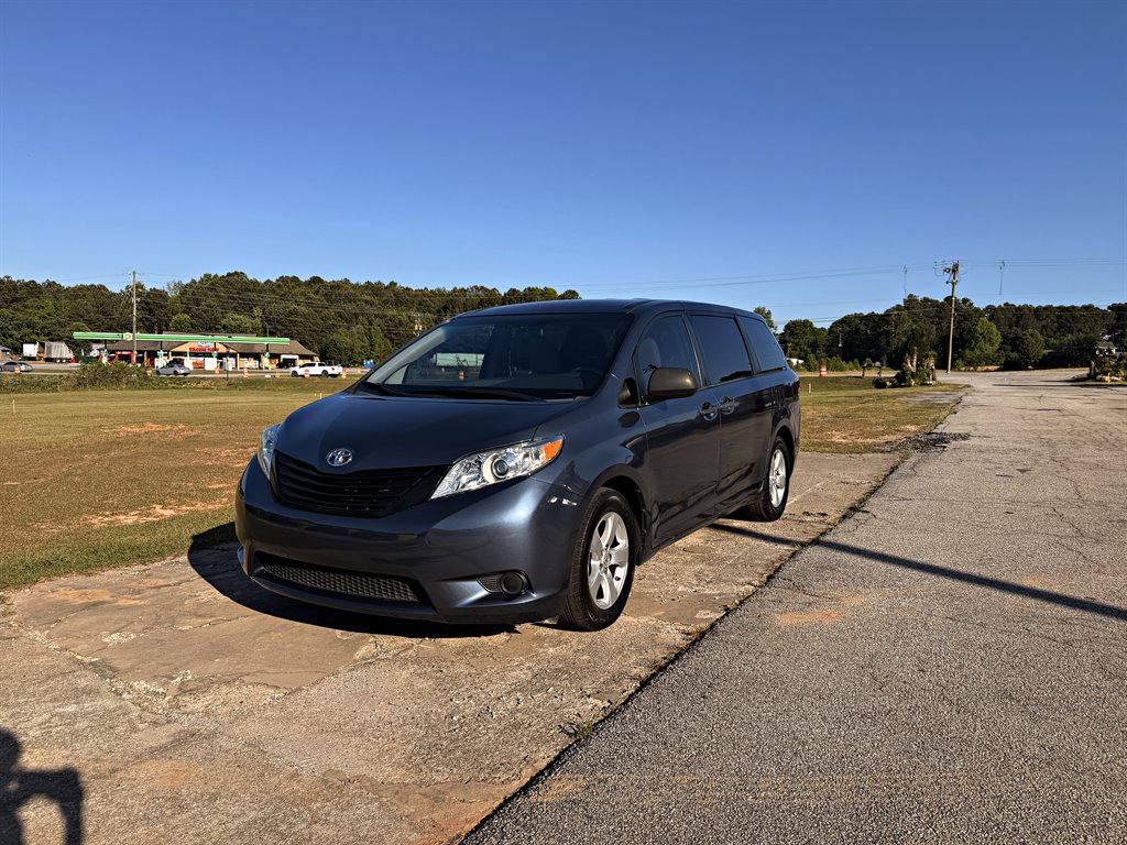 2015 Toyota Sienna - $10,995