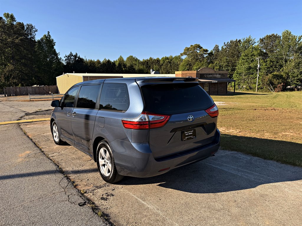 2015 Toyota Sienna - $10,995