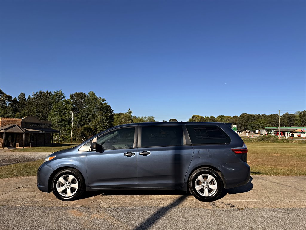 2015 Toyota Sienna - $10,995