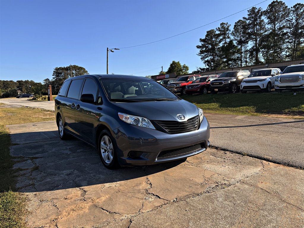 2015 Toyota Sienna - $10,995