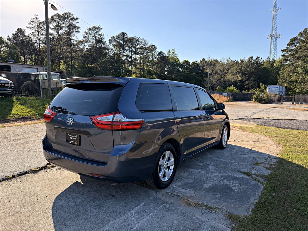2015 Toyota Sienna - $10,995