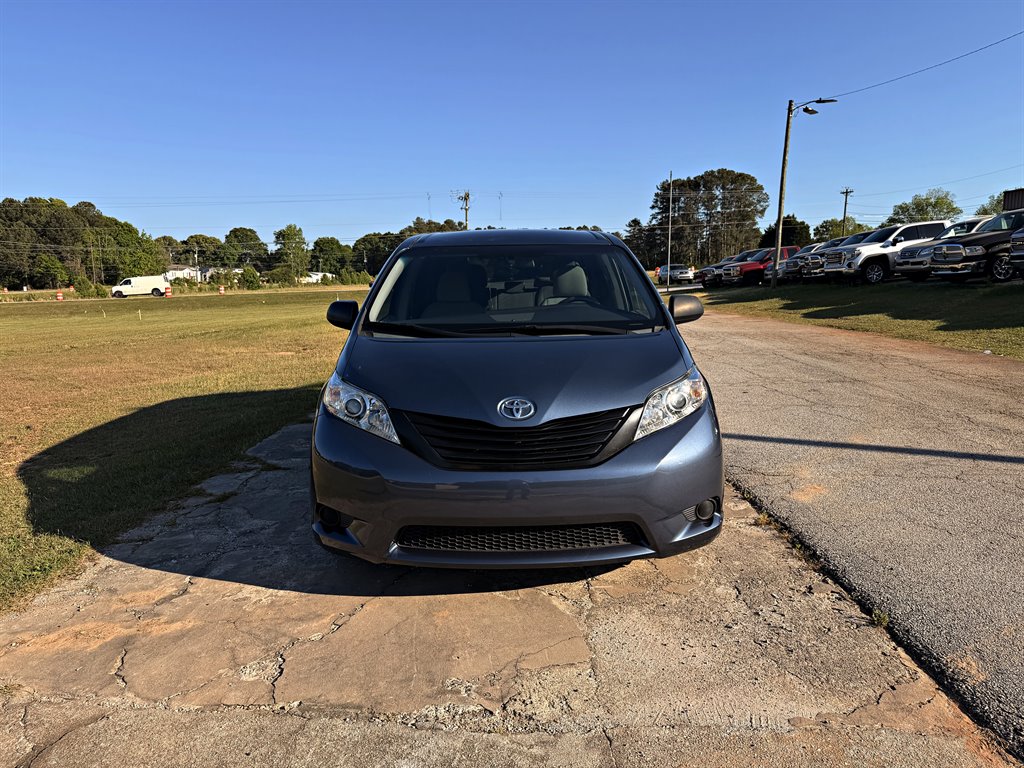 2015 Toyota Sienna - $10,995