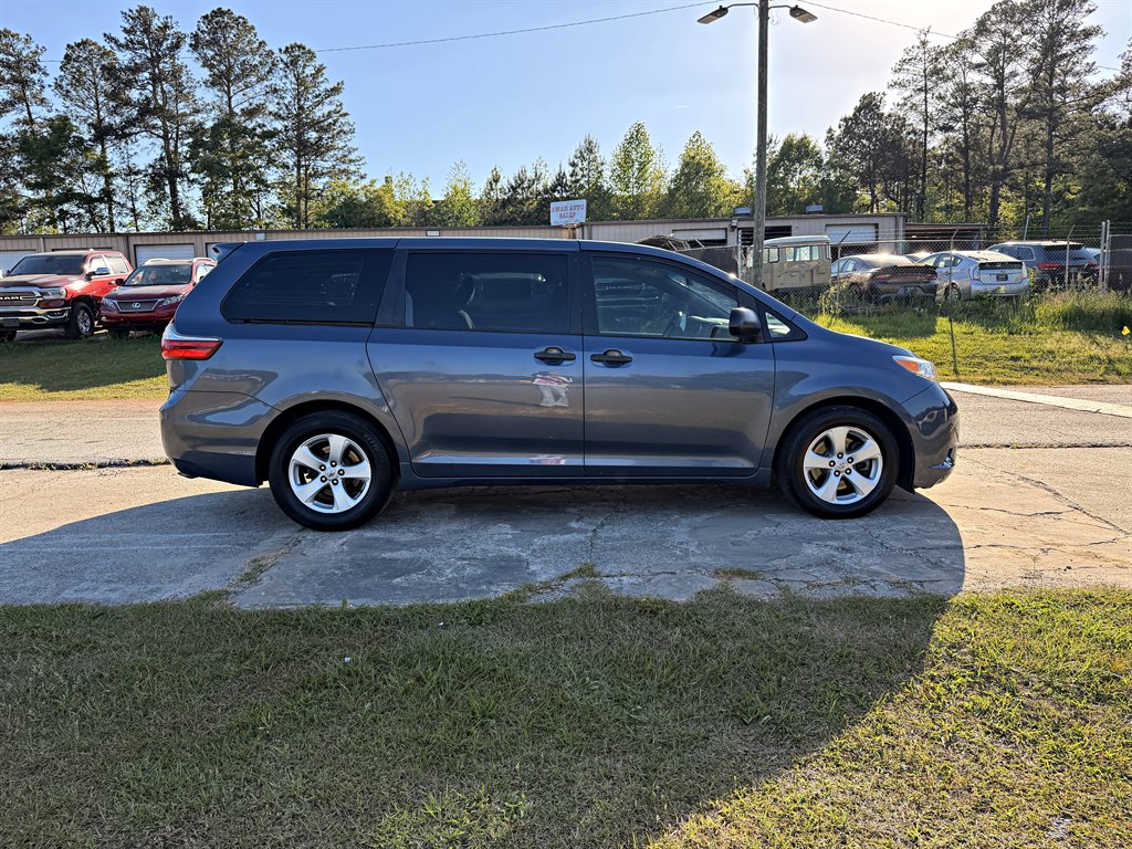 2015 Toyota Sienna - $10,995