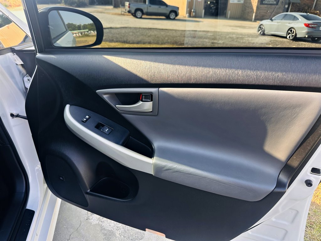 2013 Toyota Prius - $10,995
