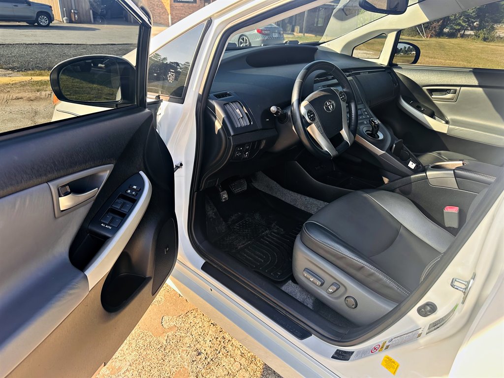 2013 Toyota Prius - $10,995