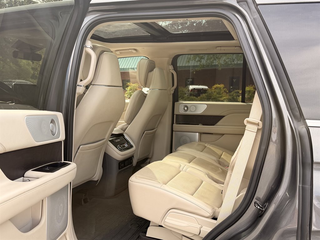 2018 Lincoln Navigator - $17,995