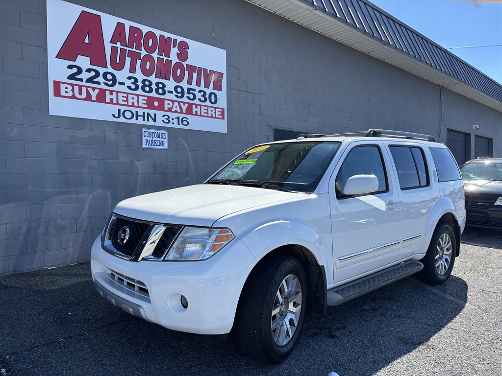 2011 Nissan Pathfinder LE