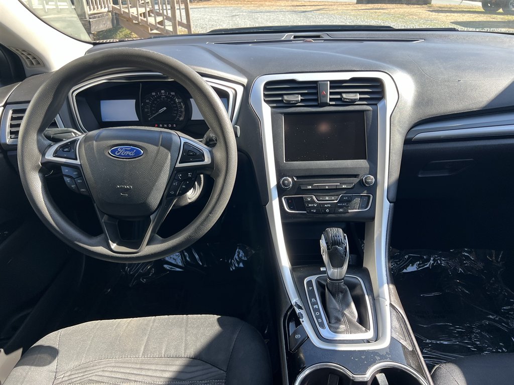 2016 Ford Fusion SE photo