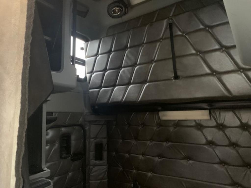 2006 Freightliner Fld132 - $65,900
