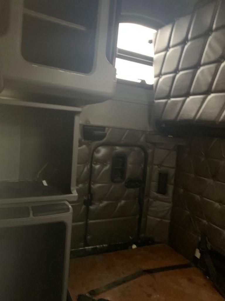 2006 Freightliner Fld132 - $65,900