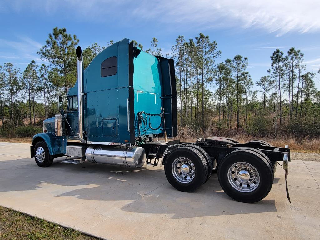 2006 Freightliner Fld132 - $65,900