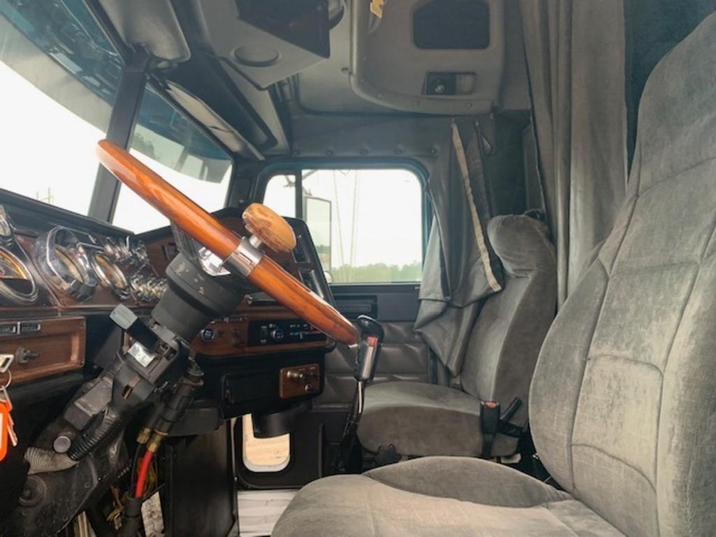 2006 Freightliner Fld132 - $65,900