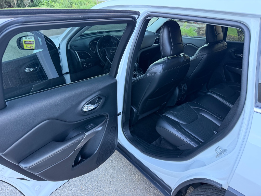 2019 Jeep Cherokee - $17,995
