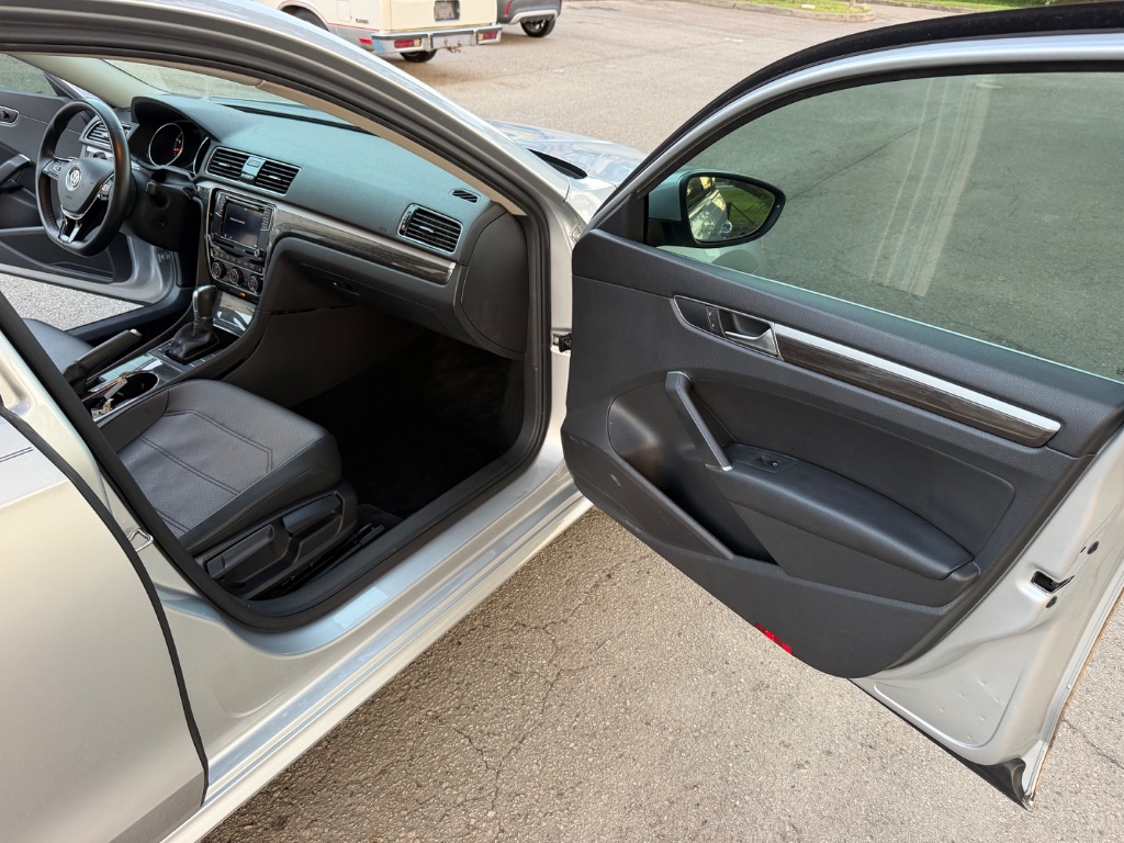 2018 Volkswagen Passat - $14,995