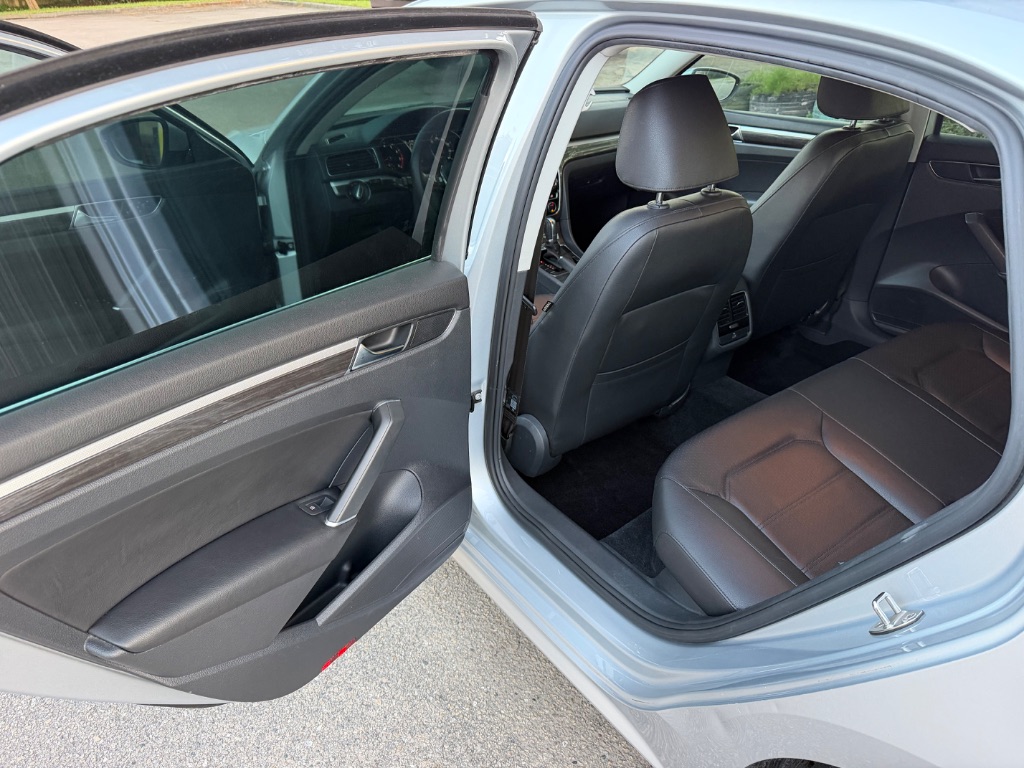 2018 Volkswagen Passat - $14,995