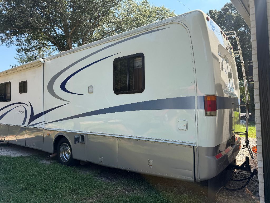 1999 Ford Motorhome Chassis - $8,995