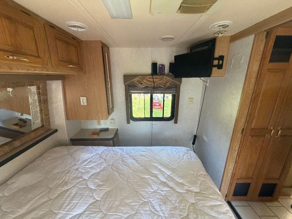 1999 Ford Motorhome Chassis - $8,995