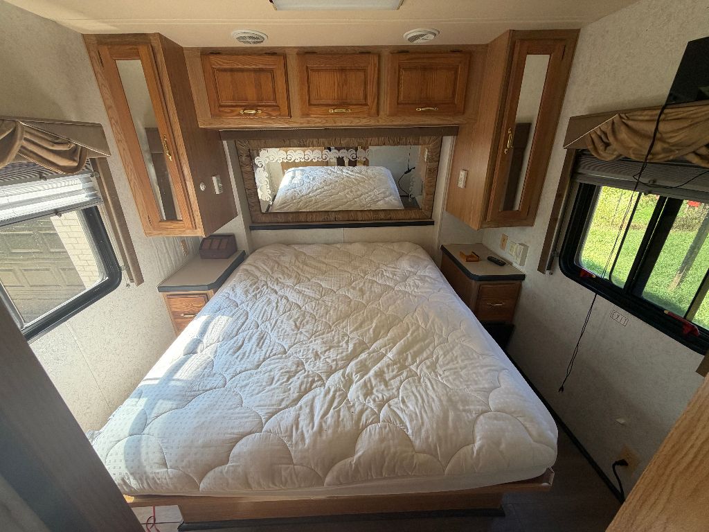 1999 Ford Motorhome Chassis - $8,995
