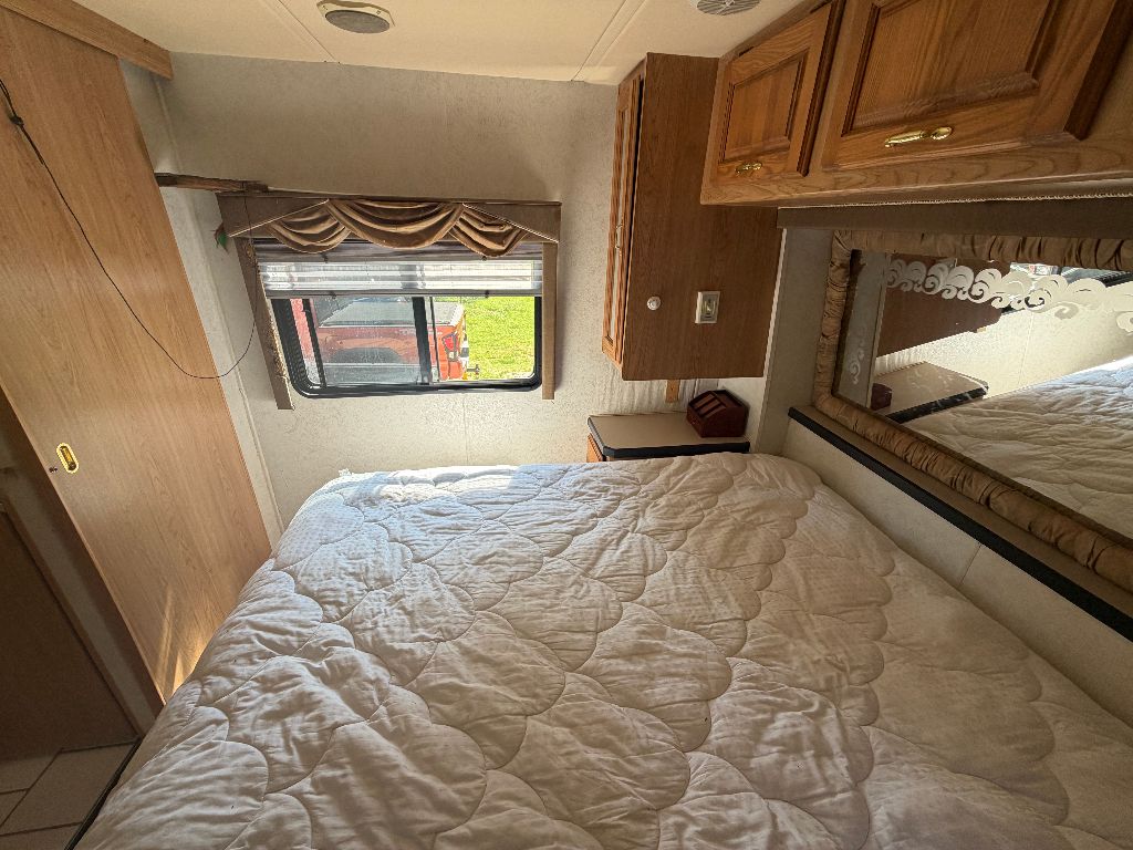 1999 Ford Motorhome Chassis - $8,995