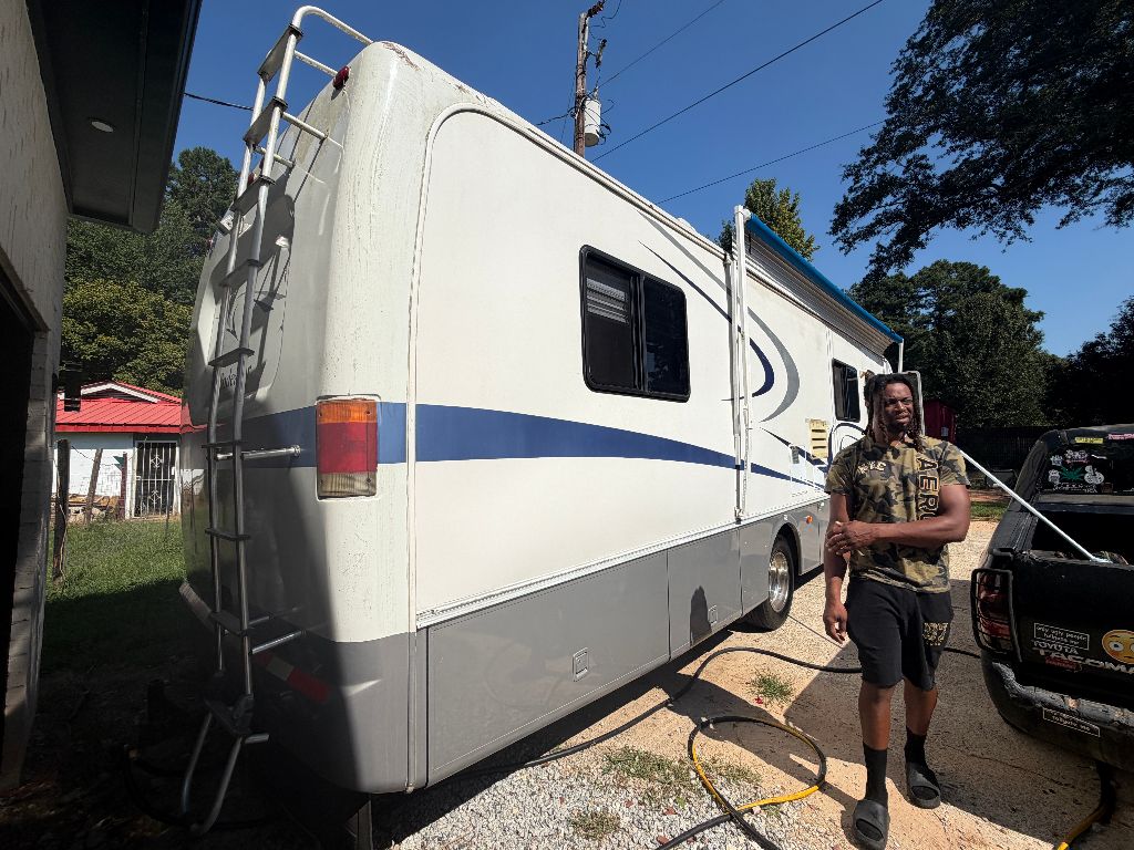 1999 Ford Motorhome Chassis - $8,995
