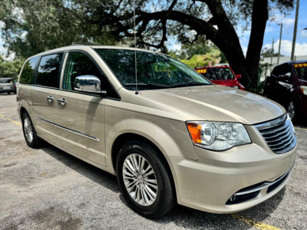 2015 Chrysler Town & Country Touring L photo