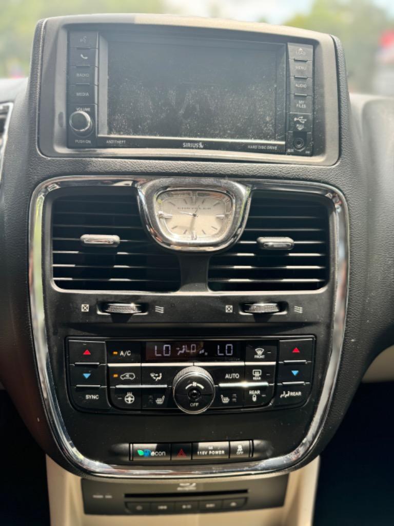 2015 Chrysler Town & Country Touring L photo