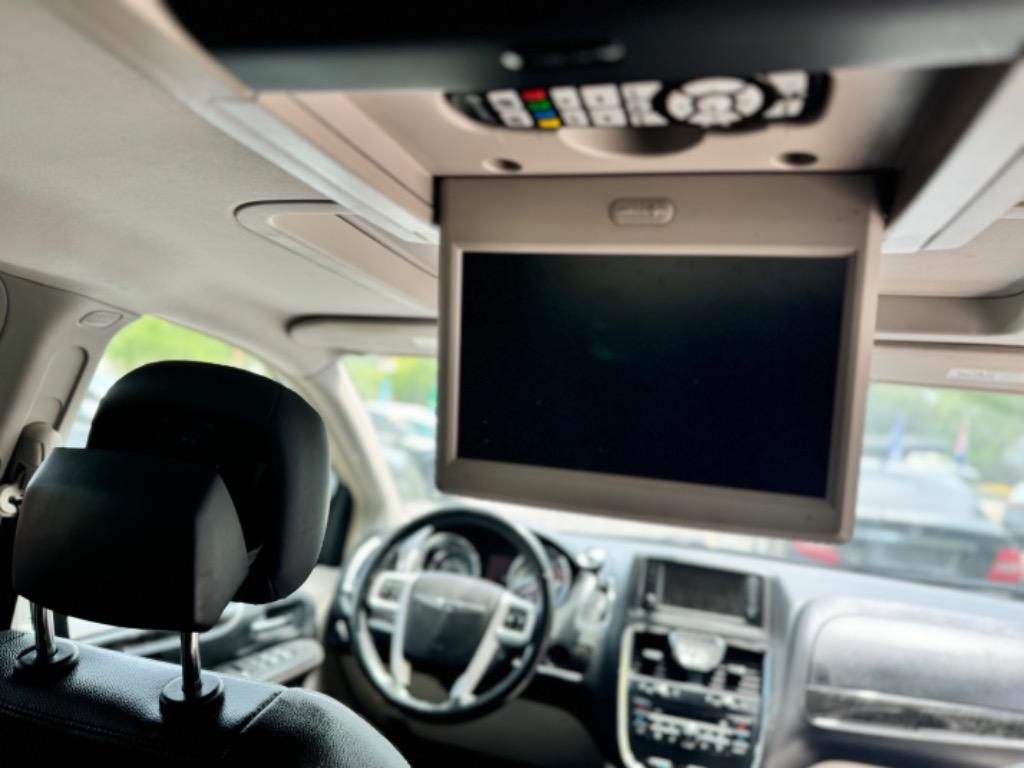 2015 Chrysler Town & Country Touring L photo