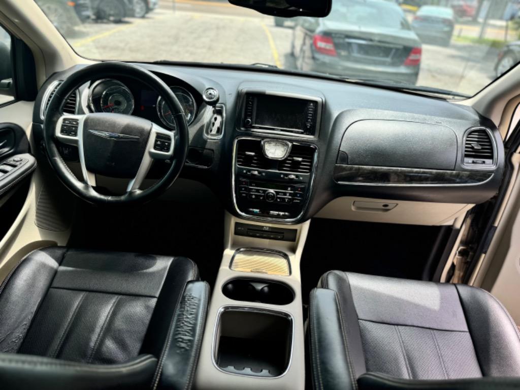 2015 Chrysler Town & Country Touring L photo