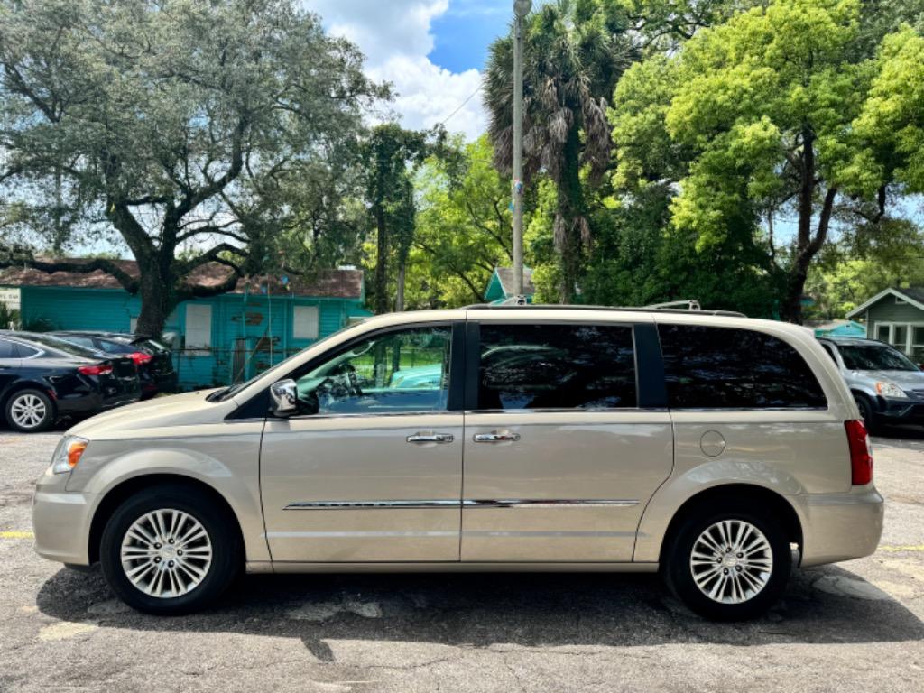 2015 Chrysler Town & Country Touring L photo