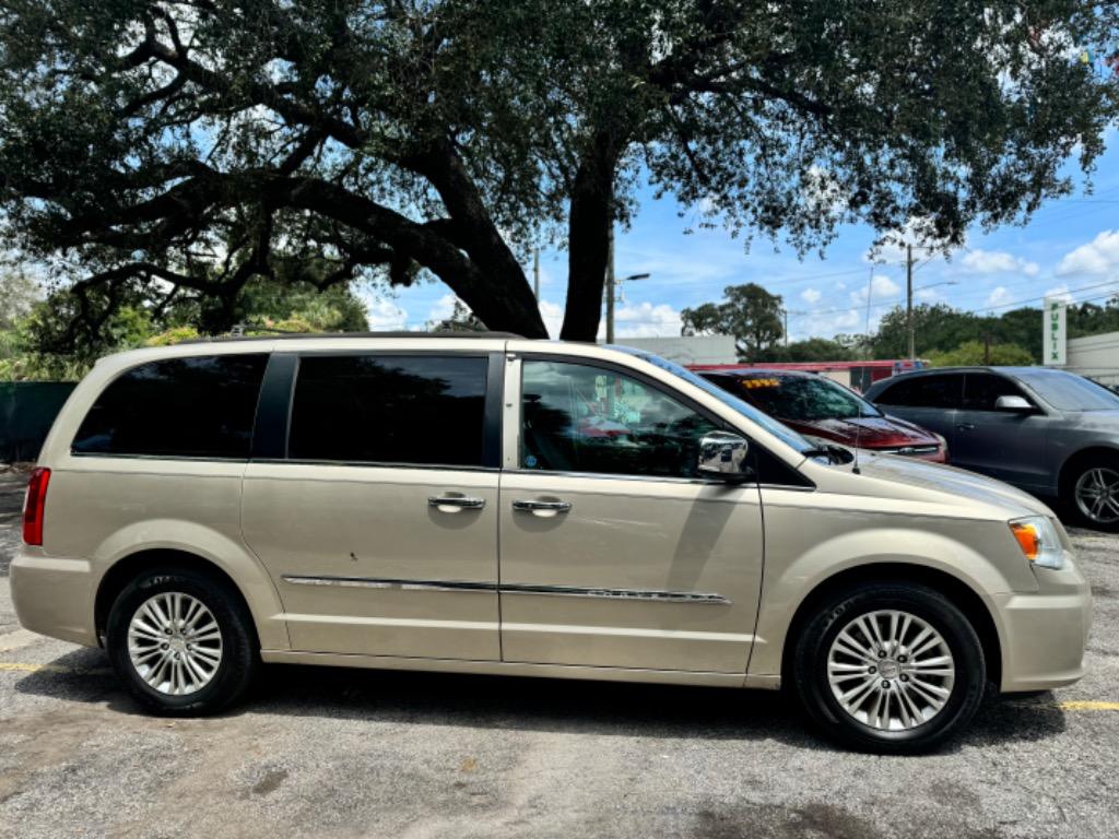 2015 Chrysler Town & Country Touring L photo