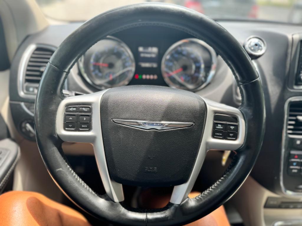 2015 Chrysler Town & Country Touring L photo