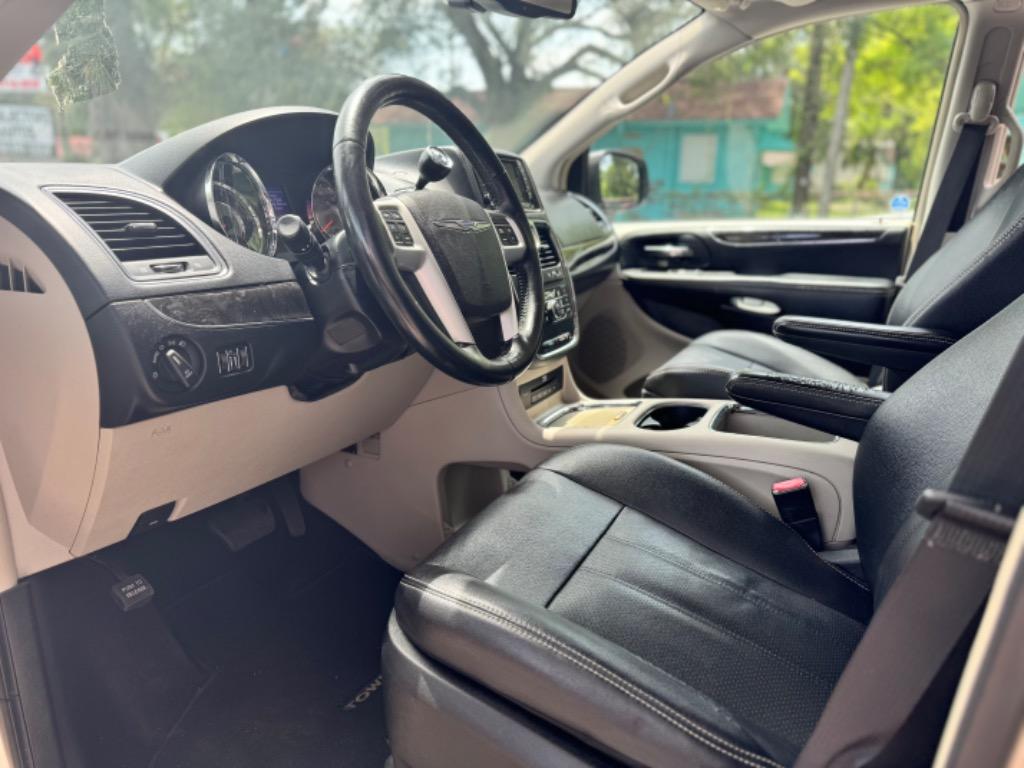 2015 Chrysler Town & Country Touring L photo