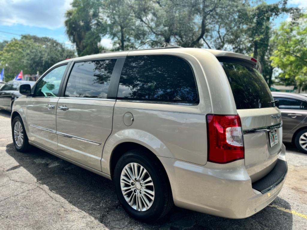 2015 Chrysler Town & Country Touring L photo