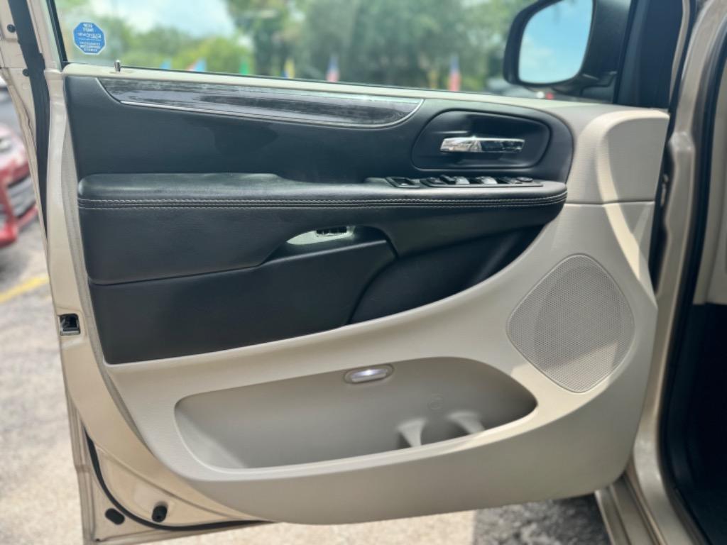 2015 Chrysler Town & Country Touring L photo