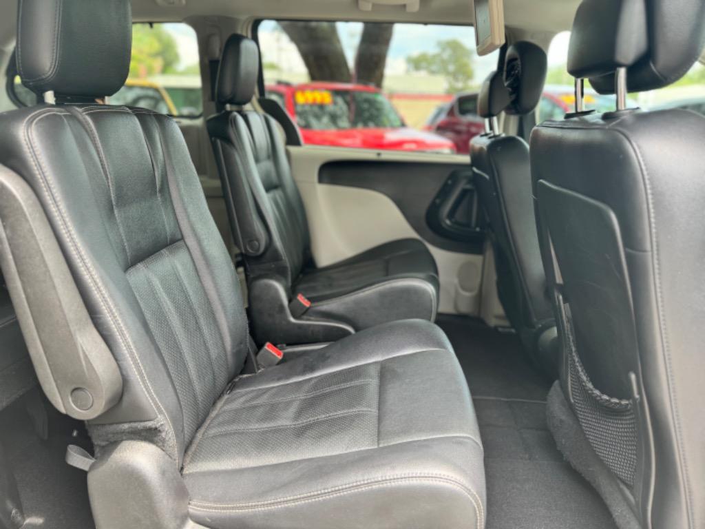2015 Chrysler Town & Country Touring L photo