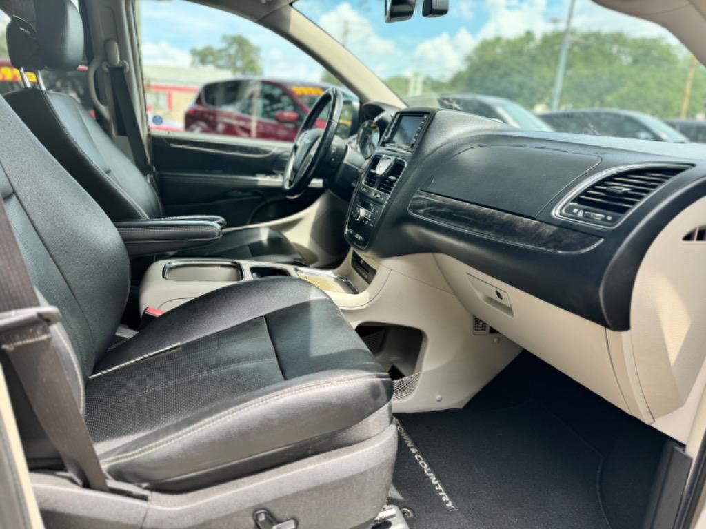 2015 Chrysler Town & Country Touring L photo