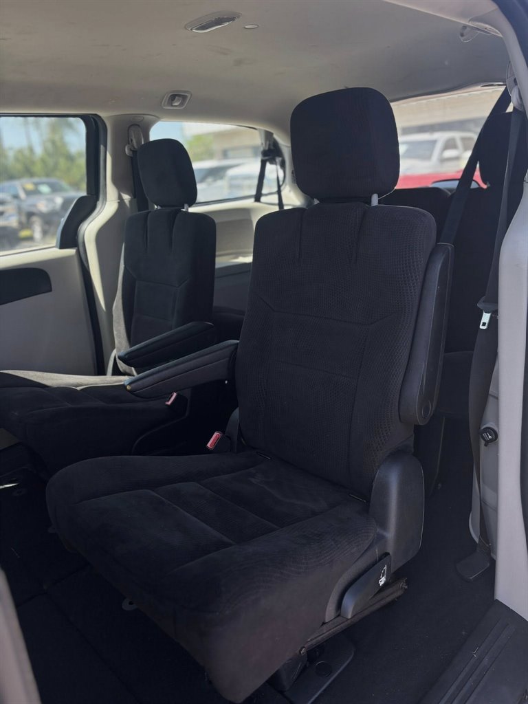 2014 Dodge Grand Caravan - $9,995