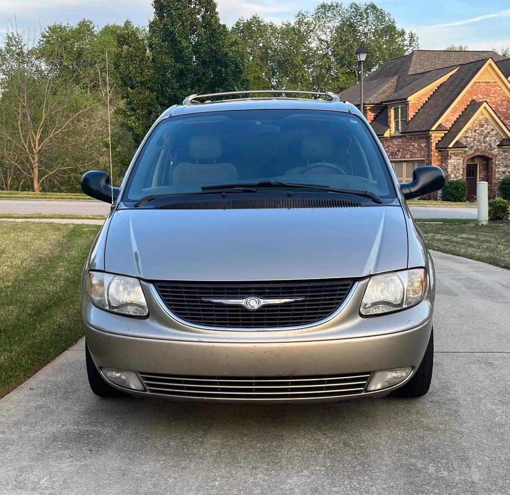 The 2003 Chrysler Town & Country Limited photos
