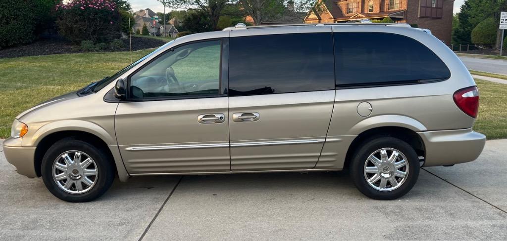 2003 Chrysler Town & Country Limited photo