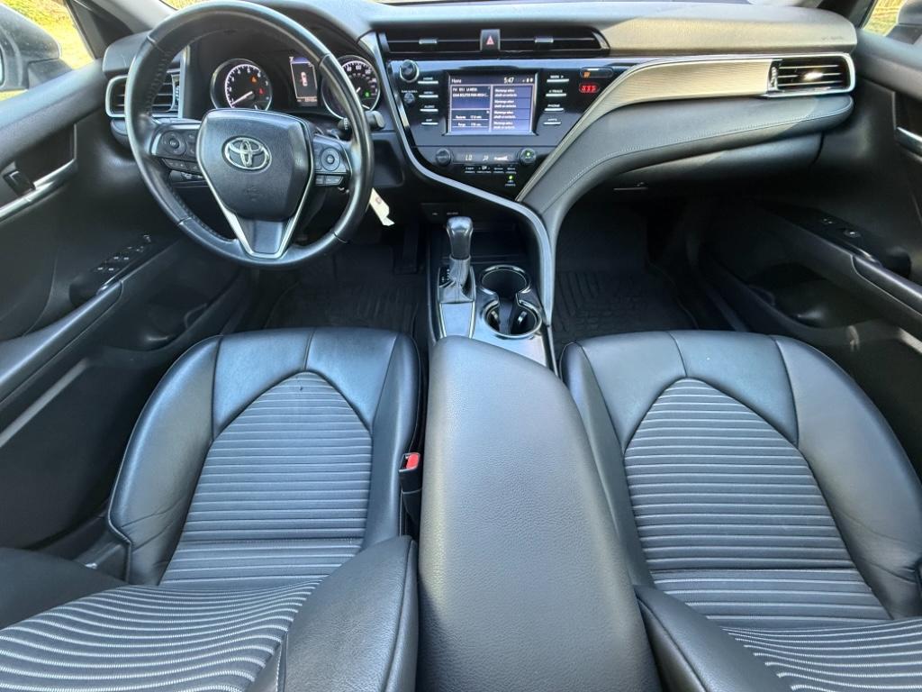 2020 Toyota Camry SE photo