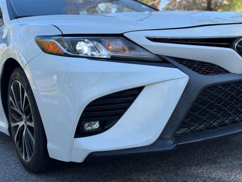 2020 Toyota Camry SE photo