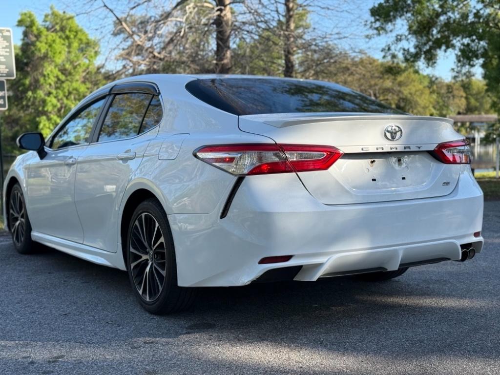 2020 Toyota Camry SE photo