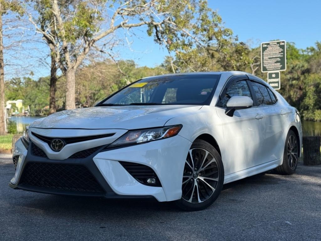 2020 Toyota Camry SE photo
