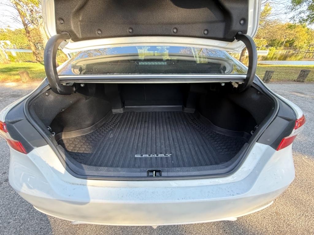 2020 Toyota Camry SE photo