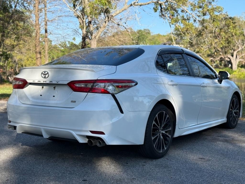 2020 Toyota Camry SE photo