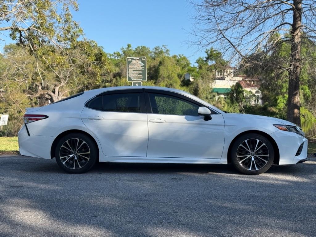 2020 Toyota Camry SE photo