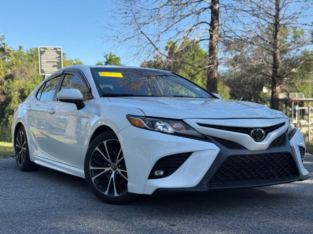 2020 Toyota Camry SE photo
