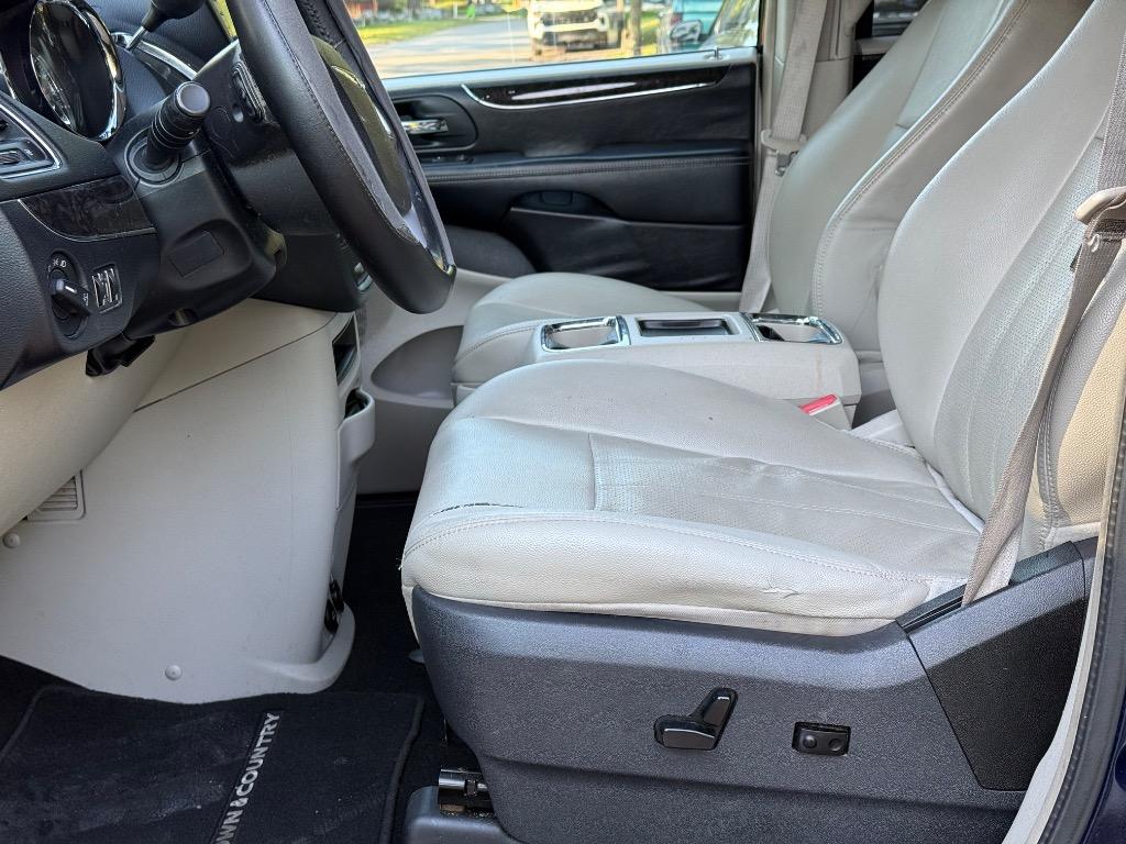 2013 Chrysler Town & Country Touring-L photo